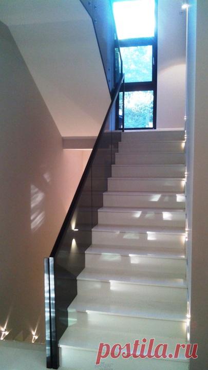 Изготовление лестниц, ограждений, перил Маршаг – Стеклянные балюстрады из черного стекла