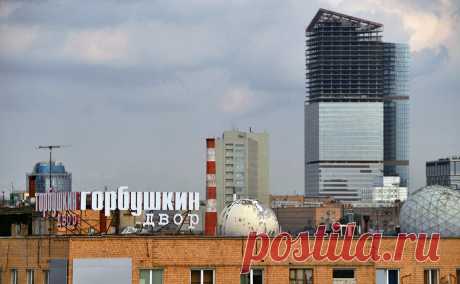 Суд в Москве национализировал «Горбушкин двор» и Cherry Tower. Мещанский суд вынес решение о национализации связанных с экс-банкиром Хотиным бизнес-центров и торговых комплексов. Речь идет о 27 объектах недвижимости площадью свыше 1,5 млн кв. м