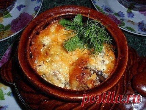 Мясо в горшочке под сырной шапочкой
Ингредиенты:
- 300 гр свинины
- 4 картофеля
- 1 морковь 
- 1 лук
- сыр
- майонез
- соль, перец, зелень, специи по вкусу

Приготовление:
1. Свинину и картофель порезать на маленькие кусочки, морковь - соломкой, лук нашинковать, сыр потереть на мелкой терке. 
2. Свинину посолить, поперчить, можно добавить разные специи или сушеную зелень по вкусу. 
3. В горшочек положить на дно картофель, затем морковь, лук, свинину. 
4. Каждый слой смазат...