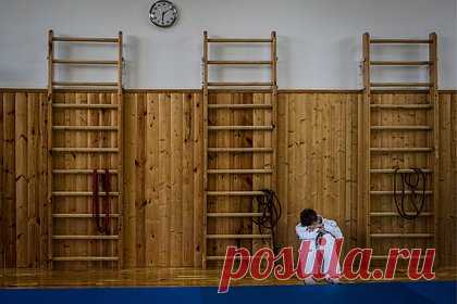Родители учеников российской спортшколы обвинили тренера в рукоприкладстве. Родители учеников спортшколы в городе Сухой Лог Свердловской области обвинили тренера по дзюдо в рукоприкладстве. По их утверждению, педагог не раз оскорблял детей и поднимал на них руку. В ответ на это тренер заявил, что воспитанники его оговорили, так как он наказал одного из учеников и не взял его на соревнования.