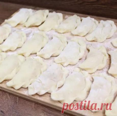 Леплю вареники только из этого теста и вам советую
Восторгу нет предела!
Ингредиенты:
 подсолнечное масло — 3 столовые ложки;
 соль — 0,5 чайной ложки;
 пшеничная мука — 3 стакана;
 кипяток — 1 стакан;
 куриное яйцо — 1 штука.
Рецепт приготовления
В небольшую емкость разбиваем одно куриное яйцо (очень хорошо для приготовления теста на воде использовать свежее, домашнее яйцо) и взбиваем его при помощи вилки.
Во взбитое яйцо добавляем соль (по рецепту) и все хорошенько перем...