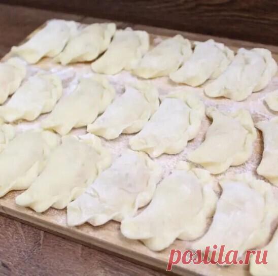 Леплю вареники только из этого теста и вам советую
Восторгу нет предела!
Ингредиенты:
 подсолнечное масло — 3 столовые ложки;
 соль — 0,5 чайной ложки;
 пшеничная мука — 3 стакана;
 кипяток — 1 стакан;
 куриное яйцо — 1 штука.
Рецепт приготовления
В небольшую емкость разбиваем одно куриное яйцо (очень хорошо для приготовления теста на воде использовать свежее, домашнее яйцо) и взбиваем его при помощи вилки.
Во взбитое яйцо добавляем соль (по рецепту) и все хорошенько перем...