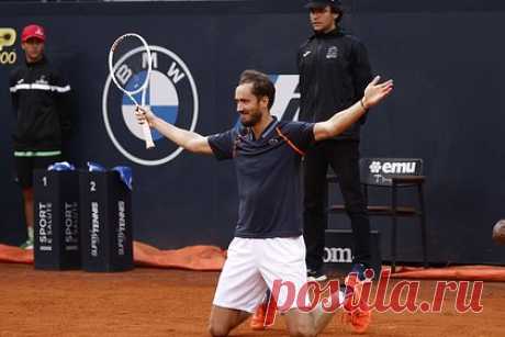 Теннисист Медведев выиграл турнир ATP в Риме. Россиянин Даниил Медведев выиграл турнир Ассоциации теннисистов-профессионалов (ATP) серии Masters в Риме. В решающем матче 27-летний спортсмен оказался сильнее датчанина Хольгера Руне со счетом 7:5, 7:5. Встреча продолжалась один час 42 минуты. Медведев выиграл первый грунтовый турнир в карьере.