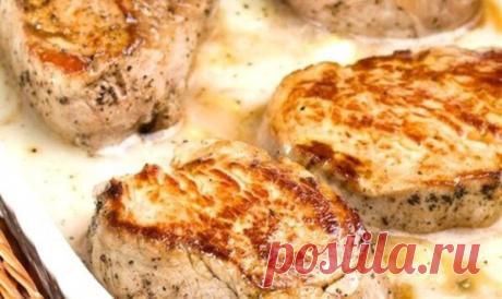 Свиные отбивные на сковороде - рецепт на vse-o-ede-online.ru Свиные отбивные на сковороде готовятся обычно по классическому рецепту. Обычно, они подаются с соусом и блюдо получается очень вкусным и пикантным.