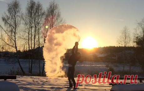 Уралец не стал унывать в мороз и устроил &quot;фейерверк из кипятка&quot; – Metro