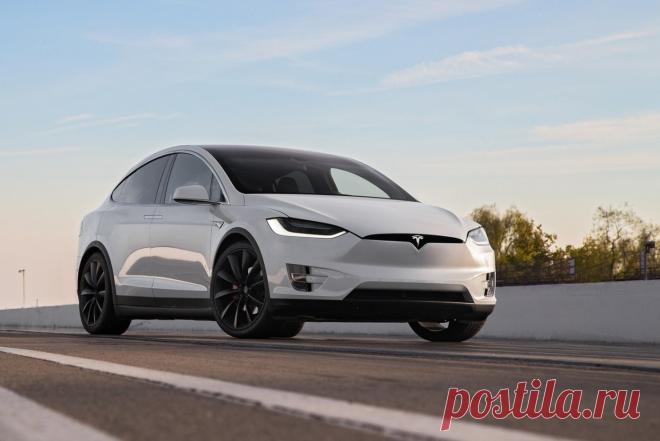 Тесла - красивые картинки (40 фото) Современные машины Тесла выпускаются американской компанией и работают на электричестве. Такие электромобили экологически чистые и за ними будущее. Смотрите далее красивые картинки про автомобили Тесла.Белое авто на дороге.Машина Тесла на рабочий стол.Высокий серебристый внедорожник. Стильный
