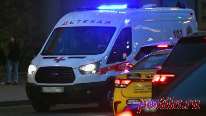 Школьница из Петербурга попала в больницу с травмой селезенки после удара кулаком в живот. Восьмиклассница из Санкт-Петербурга обратилась в больницу после удара кулаком в живот. Об этом сообщает 78.ru со ссылкой на свой источник. Как уточняется, 14-летняя девочка пострадала от нападения одноклассника, с которым у нее раньше не ...