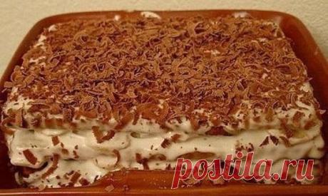 Торт из печенья с бананом на скорую руку
Ингредиенты:
-2 пачки сахарного печенья (в России это скорее всего "Юбилейное", в Украине - желательно "Моя люба")
-5-6 бананов
-пол-литра сметаны
-1 стакан сахара
-300 мл молока
-киви, клубника, апельсин - количество по желанию (для того, чтобы украсить тортик)
-шоколадка