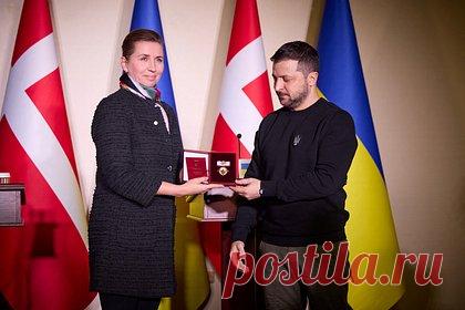 Дания поставит Украине 19 новых артиллерийских систем. Премьер-министр Дании Метте Фредериксен во время совместного брифинга с президентом Украины Владимиром Зеленским по итогам визита в Николаев и Одессу заявила, что страна передаст Киеву 19 новых артиллерийских систем. «Дания вас будет поддерживать столько, сколько потребуется», --обещала Фредериксен.