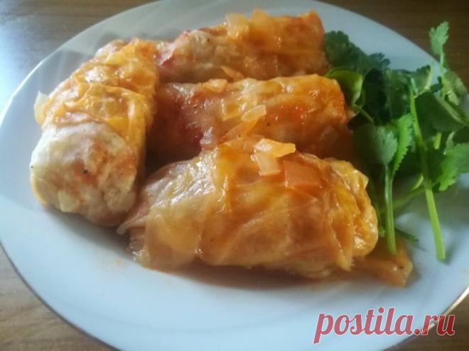 Голубцы по-новому! Для голубцов: 1 кочан свежей капусты 50 г риса 150 г фарша любого 1 луковица 1 морковь масло растительное 100 мл воды соль, перец Для шубы: 30 г сметаны 100 г сыра 2 помидора 3–4 зубчика чеснока укропа и...