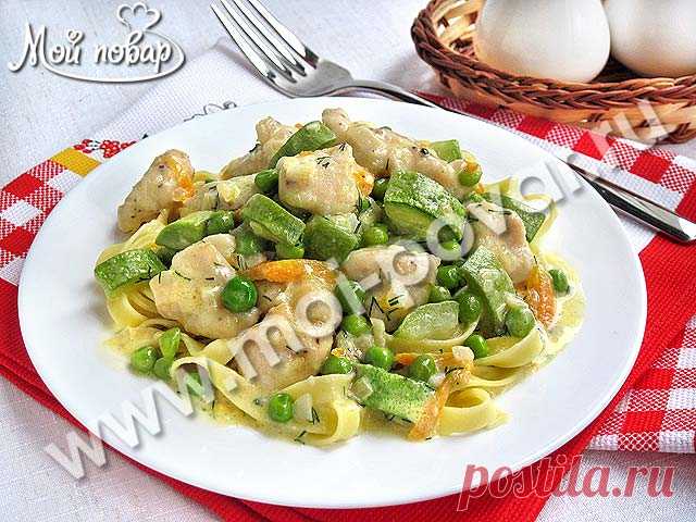 Курица с кабачками и зеленым горошком в сливочном соусе