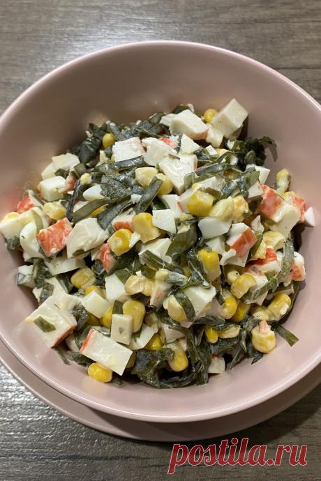 Салат с крабовыми палочками и морской капустой