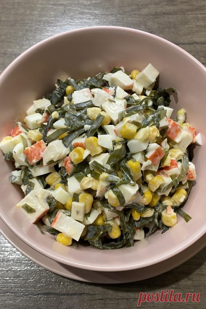 Салат с крабовыми палочками и морской капустой