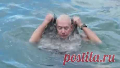 Чтобы не утонуть, мужчина 3 раза ударил ладонью по воде. Вы ахнете, увидев результат ~