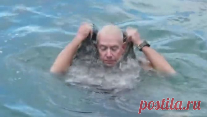 Чтобы не утонуть, мужчина 3 раза ударил ладонью по воде. Вы ахнете, увидев результат ~