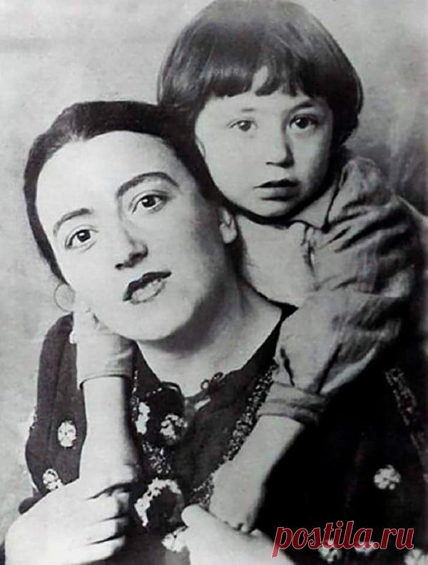 «Надо быть гражданином, а потом уже артистом». Памяти Вахтанга Кикабидзе. 15 января стало известно о смерти советского и грузинского певца и киноактера, сценариста и режиссера Вахтанга Кикабидзе. Ему было 84 года. Творческий путь артиста — в материале РБК