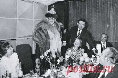 Леонид Гайдай в образе Иоанна Грозного, Нина Гребешкова, Юрий Никулин и Владимир Этуш. Москва, 1973 / История цивилизаций!