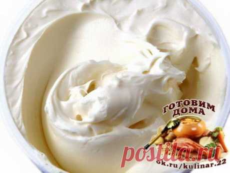 НЕЖНЫЙ КРЕМ, НАПОМИНАЮЩИЙ ПЛОМБИР 
ИНГРЕДИЕНТЫ: 
● 500 гр.сметаны 20% 
● немного лимонной цедры 
● 2 яйца 
● 3 ст.л. муки 
● 180 гр. сахара 
● 2 гр. ванили 
● 250 гр. масла комнатной температуры 
ПРИГОТОВЛЕНИЕ: 
Смешать сметану, яйца, ваниль, цедру, муку и сахар, поместить на водяную баню и варить до загустения, полностью остудить.Масло взбить и, продолжая взбивать, ввести остывший крем.
#крем #пломбир #сметана #сахар #взбить