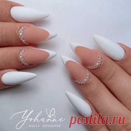 Нежные матовые ногти с камушками