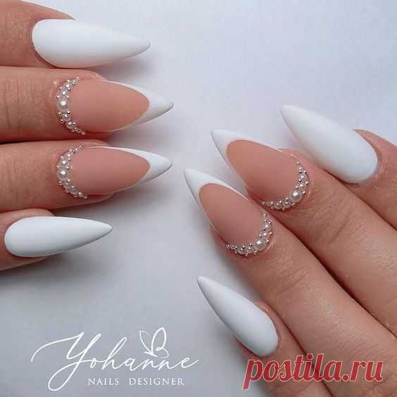 Нежные матовые ногти с камушками