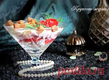 Ржаные сухарики, ветчина, курица, пармезан – эти ингредиенты делают салат сытным, поэтому он вполне может выступать в качестве ужина или самостоятельной закуски на праздничном столе. «Фишка» салата – соус на основе майонеза с чесноком, укропом и аджикой, что придаёт  блюду остроту и пикантность.