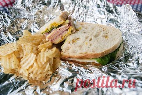 Женщина нашла необычный способ избавиться от мытья посуды. Жительница английского города Телфорд, графство Шропшир, нашла необычный способ отказаться от мытья посуды и сократить расходы на коммунальные услуги. Вместо тарелок и приборов она застелила стол фольгой и положила еду прямо на нее. После того как все поели, женщина просто собрала фольгу и выбросила ее.