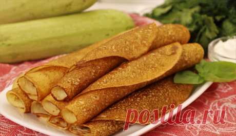 Это блюдо из кабачков нам никода не надоедает, готовим эти блинчики все лето  😀.
Кабачки в сыром виде натираем на мелкой терке, всыпаем соль и перемешиваем.
Оставляем на 15-20 минут.
Затем отжимаем лишнюю жидкость.
К отжатому кабачку всыплем муку, сахар, соду, разрыхлитель и размешаем до однородной массы.
Вливаем молоко, яйца и хорошо размешиваем, чтобы не было комков.
Добавляем растительное масло, мелко рубленный укроп и все перемешиваем.
Жарим оладьи как обычно, на раскаленной сковороде.
При…