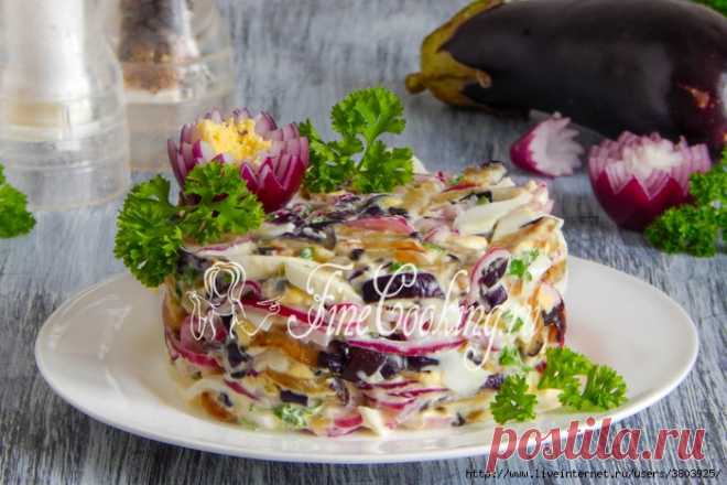 Салат с баклажанами, яйцом и маринованным луком