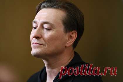 Безруков допустил закрытие большинства российских кинотеатров. Актер Сергей Безруков допустил закрытие большинства российских кинотеатров после отмены в стране западных кинопремьер. «Давайте будем честны: 75-80 процентов недосбора из-за блокбастеров вот так просто отечественным кино не закроешь», — подчеркнул актер. Безруков добавил, что ему тяжело наблюдать за этим.