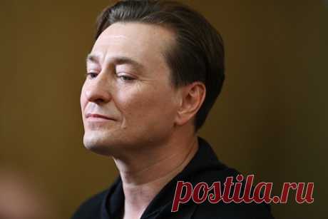 Безруков допустил закрытие большинства российских кинотеатров. Актер Сергей Безруков допустил закрытие большинства российских кинотеатров после отмены в стране западных кинопремьер. «Давайте будем честны: 75-80 процентов недосбора из-за блокбастеров вот так просто отечественным кино не закроешь», — подчеркнул актер. Безруков добавил, что ему тяжело наблюдать за этим.