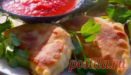 «Чебуреки на Хануку»
Автор варианта приготовления © Анна Маркова
Ханука – конечно, гастрономический праздник. Можно позабыть все новомодные представления о пользе и низкокалорийности и готовить самые вкусные на свете блюда: пончики и латкес, а также – все виды пирожков с любыми начинками, которые принято жарить в масле в память о ханукальном чуде.
Пирожки с птицей, которые можно приготовить на Хануку, больше всего напоминают чебуреки – только внутрь пирожков кладут не баранину, а куриный фарш.