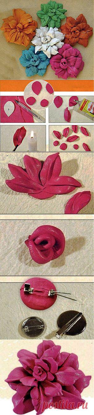 Украшение-цветок из кожи.