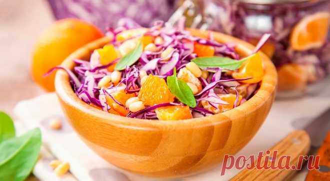 Салаты из красной капусты: 14 интересных рецептов — читать на Gastronom.ru Красная капуста, синяя или фиолетовая — все это названия одной и той же овощной культуры. Вкус у нее более пикантный, чем у белокочанной, и это как будто делает ее менее универсальной. Но вот салаты с красной капустой получаются шикарные — яркие и вк - статья на кулинарном сайте Gastronom.ru