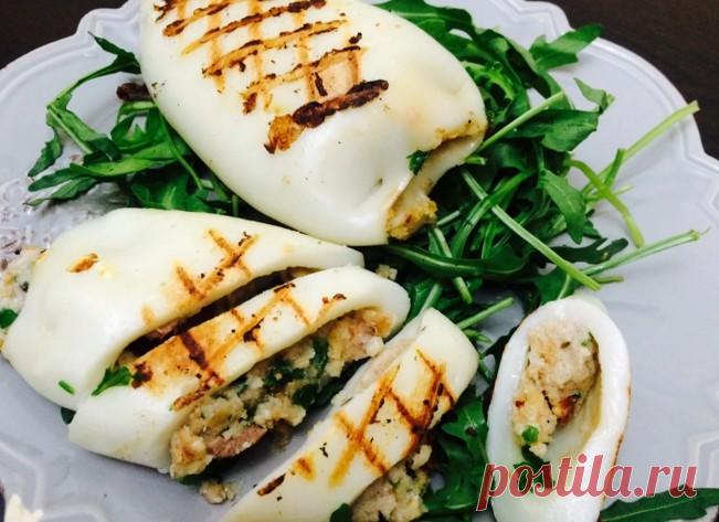 Фаршированные кальмары - самые вкусные рецепты приготовления Здравствуйте, уважаемые подписчики! Давно не готовили мы с вами блюда из морепродуктов. И вот сегодня я решила затронуть эту тему,