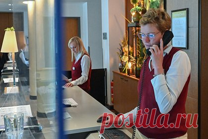 Эксперты спрогнозировали отказ от людей на ресепшен в отелях. Экономист, футуролог Кирилл Игнатьев заявил, что до начала 2030-х стремительно будет развиваться тренд упрощения некоторых процедур. К примеру, возможен отказ от людей на ресепшен и контроле в аэропортах, такой прогноз эксперт дал во время выступления на конференции «Цифровая индустрия промышленной России» в четверг.