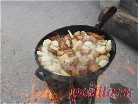 Картофель готовится. Слюнки текут -)))