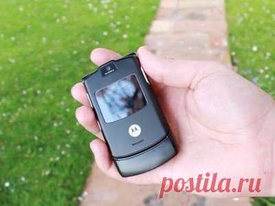 Lenovo возродит культовую раскладушку Motorola RAZR V3 Самым обсуждаемым событием прошедшей на прошлой неделе выставки MWC 2017 стала презентация переиздания легендарного телефона Nokia 3310. Стенд с новинкой собрал наибольшее количество журналистов и других посетителей выставки. Возродить ещё один культовый телефон решила компания Lenovo. Как сообщает издание Reuters, ссылаясь на заявление главы Lenovo Яна Юанциня, китайский производитель планирует перевыпустить знаменитую раскладушку…