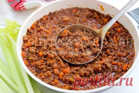 Паста болоньезе 



А вы знали, что в итальянских ресторанах в мясное блюдо из фарша, тушеное в густом томатном соусе с овощами, не сочетают в одной тарелке со спагетти, а подают с яичной лапшой — пастой тальятелле? …