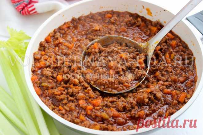 Паста болоньезе 



А вы знали, что в итальянских ресторанах в мясное блюдо из фарша, тушеное в густом томатном соусе с овощами, не сочетают в одной тарелке со спагетти, а подают с яичной лапшой — пастой тальятелле? …