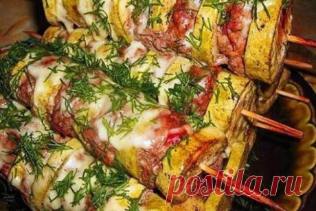 Кабачки — кабанчики! если вы обожаете устраивать кулинарные сюрпризы своим близким, возьмите на заметку… Ингредиенты:


 	молодые кабачки 3 шт.
 	фарш (свинина, говядина) — 500 гр.
 	аджика или томатная паста — 1 ст.ложка
 	яйцо — 1 шт.
 	лук — 1 шт.
 	чеснок — 3 дольки

 	соевый соус — 1 ст. ложка
 	сыр — 100 гр.
 	соль
 	перец
 	зелень

Приготовление:

Фарш посолить поперчить, добав