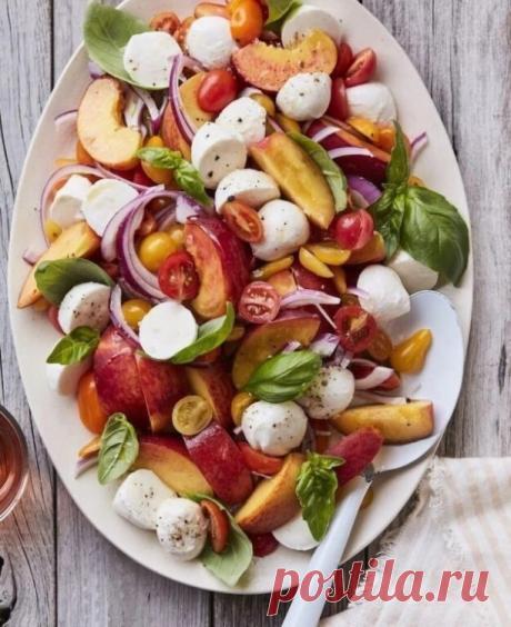 Вкусный салат-капрезе с томатами и персиками

 Салат со спелыми помидорами, сочными персиками и мягкой моцареллой. Простое сочетание ингредиентов, но добавьте в смесь несколько спелых летних персиков, и блюдо станет на ступеньку выше.
Время готовки: 20 минут.
Ингредиенты на 4-5 порций:
- Четверть маленького красного лука.
- 2 спелых персика или нектарина.
- 200 грамм помидоров черри.
- 200 грамм мини шариков моцареллы.
- Горсть листьев базилика.
Для заправки:
- 1-2 столовы...