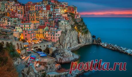 Манарола – старинный городок, разноцветные дома которого кажутся словно выросшими из скалы. Первые свидетельства о нем относятся ко второй половине XIII века и связаны с владениями семьи Фиески из Лаваньи.Манарола вошла в первую сотню самых красивых замков Италии.