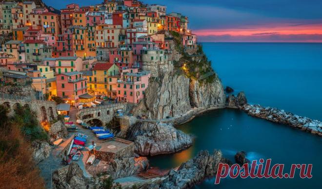 Манарола – старинный городок, разноцветные дома которого кажутся словно выросшими из скалы. Первые свидетельства о нем относятся ко второй половине XIII века и связаны с владениями семьи Фиески из Лаваньи.Манарола вошла в первую сотню самых красивых замков Италии.