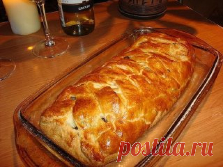 Быстрый мясной пирог с грибами
Ингредиенты:
Тесто слоённое дрожжевое
Фарш грамм 300-400.
Лук 2-3 шт.
Грибы шампиньоны.
Яйцо для глянца.
Сливки(если есть).
Соевый соус(гуда без него).
Приготовление:
1. Одну пластину теста раскатываем до очень тонкого состояния.
2. Жарим лук, фарш; добавляем сливки, перец, соевый соус, соль, хмели сунели и т.д.
3. Раскладываем тесто, как на картинке, "стригём".
4. Выкладываем мясо, грибы (сырые), лук кольцами (сырой), еще раз солим. Сырые грибы дадут дополните