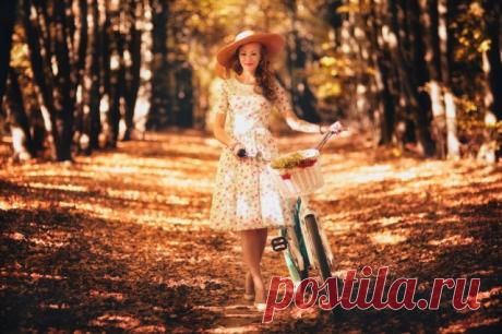 Да, в XXI веке, когда тренды все идут и идут по кругу, количество производимой одежды и аксессуаров превышает все разумные пределы, а Zara заполонила весь мир — самым главным трендом стала возможность выделяться. А часто не просто выделяться, но и делать это заново каждый день. 

Что я имею в виду?