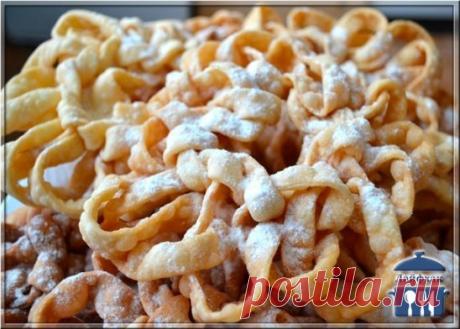 Вкусный хворост, тающий во рту 
Ингредиенты: 
Яйца — 2 Штуки 
Сахар — 4 Ст. ложки 
Молоко — 100 Грамм 
Масло сливочное — 2 Ст. ложки 
Мука — 400 Грамм 
Растительное масло — 1 Стакан 
Приготовление: 
Смешайте муку с яйцами. 
Растопите сливочное масло и растворите в нем сахар. 
Добавьте полученную смесь в муку, потом влейте молоко. Замесите тесто. 
Уберите шар теста в холодильник на 15 минут. Зате