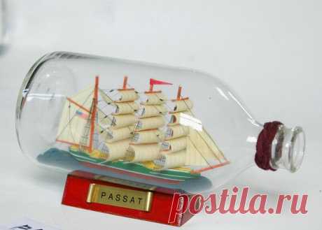 Как эти кораблики оказываются в бутылке?  Если сейчас в моде осознанный минимализм, то в советское время было принято дорожить сущими мелочами. До сих пор можно встретить людей, которые никак не могут распрощаться с пыльными коврами, сервизо…