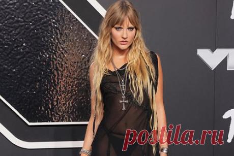 Гитаристка Måneskin пришла на премию в прозрачном платье