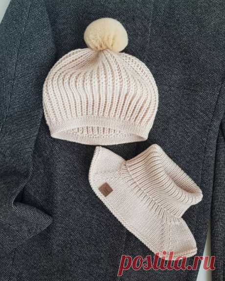 Берет английской резинкой спицами Автор: @zaytseva_handmadeИтак: описание для беретика на размер 48-50 (для следующего размера 50-52 я добавляю по 4 петли на размер)! понадобится: спицы номер 4 круговые 40см, спицы номер 5 круговые 40см, спицы чулочные номер 5, пряжа maxi soft lana gatto 2 мотка или подобная метражом...