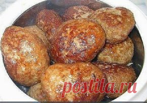 7 секретов приготовления вкуснейших котлет.
Прочитав эту статью, вы научитесь жарить такие вкусные котлеты, что вам позавидует любой шеф-повар! Почему у одних хозяек котлеты получаются нежными и сочными, а у других подгоревшими и сухими? Все дело в том, что первые знают и применяют на практике несколько крайне важных секретов приготовления вкусных котлет, которыми я с вами с удовольствием поделюсь.
Секрет 1. Для приготовления котлет используйте смешанный фарш, состоящий на ¾ из говядины, и на